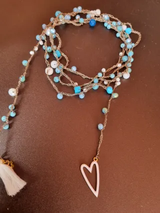 Collana con perline blu e bianche
