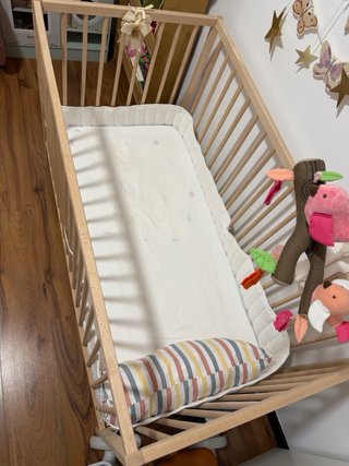 Cuna de madera con colchón y sábanas Ikea