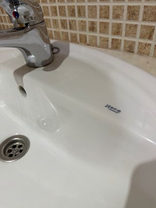 Lavabo suspendido de mármol Roca