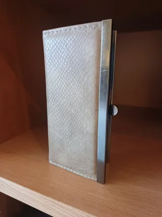 Monedero beige efecto piel serpiente