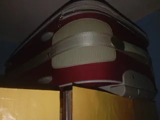 Maleta de viaje roja y blanca