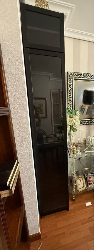 Vetrina alta nera con vetro
