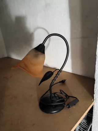 Lámpara de mesa forja naranja y negra