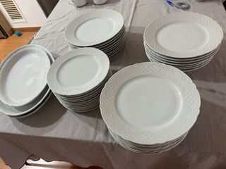 Platos y zafatas de porcelana blanca