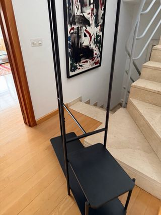 Burro para ropa con banqueta Kave Home Negro Metal