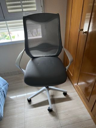 Silla de oficina ergonómica gris
