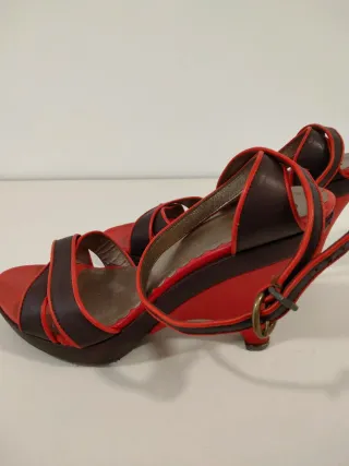 Sandalias de piel tacón cuña rojo y marrón