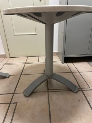 Coppia tavoli rotondi di plastica