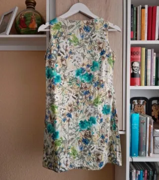 (M) Vestido corto floral sin mangas