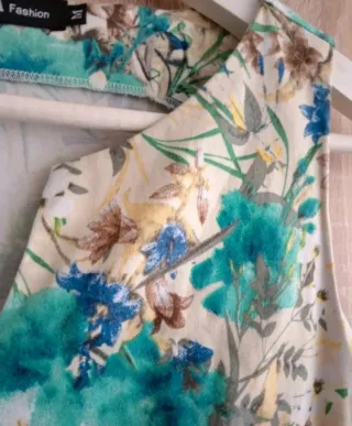 (M) Vestido corto floral sin mangas