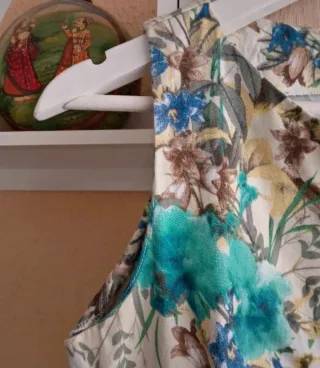 (M) Vestido corto floral sin mangas