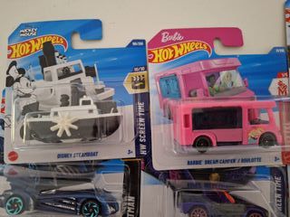 Lote 10 coches Hot Wheels: Disney, Barbie, Batman