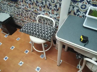 Mesa de cocina gris con 2 sillas