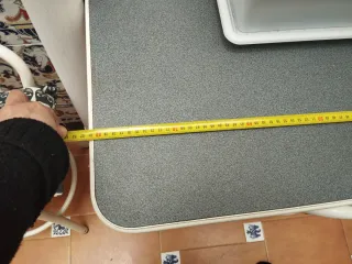 Mesa de cocina gris con 2 sillas