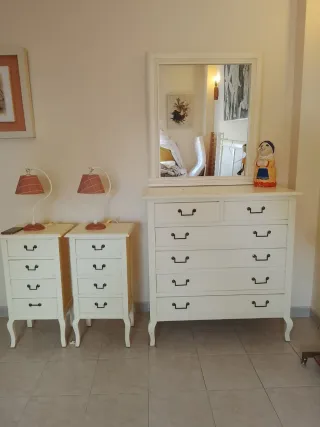 Cómoda blanca 2mesitas de noche 2lámparas 2cuadros