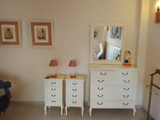 Cómoda blanca 2mesitas de noche 2lámparas 2cuadros
