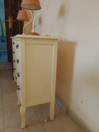 Cómoda blanca 2mesitas de noche 2lámparas 2cuadros