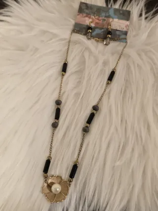 CONJUNTO COLLAR Y PENDIENTES CON ETIQUETA
