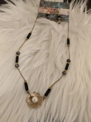 CONJUNTO COLLAR Y PENDIENTES CON ETIQUETA