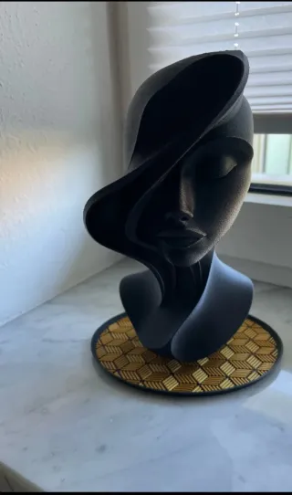 Scultura donna moderna
