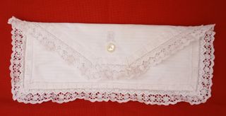 Bolsa de tela antigua, con encaje y botón