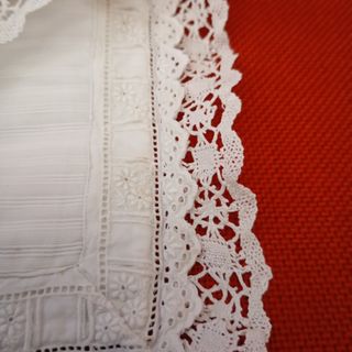 Bolsa de tela antigua, con encaje y botón