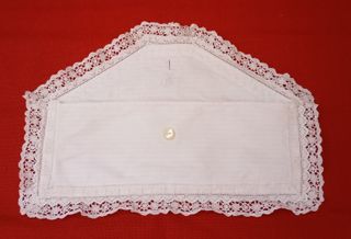 Bolsa de tela antigua, con encaje y botón