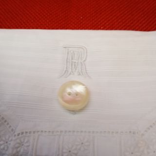 Bolsa de tela antigua, con encaje y botón