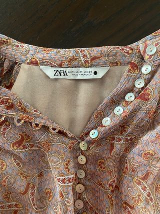 Blusa con estampado paisley de Zara