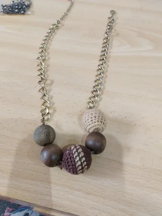 Collar de cuentas de madera y crochet