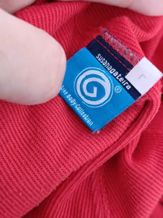 Calças desportivas curtas vermelhas com fenda