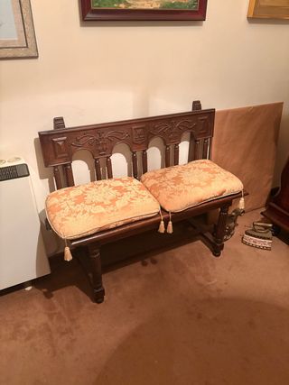Banco de madera tallada con cojines