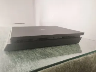 PS4 (PlayStation 4) con mando azul