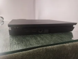 PS4 (PlayStation 4) con mando azul