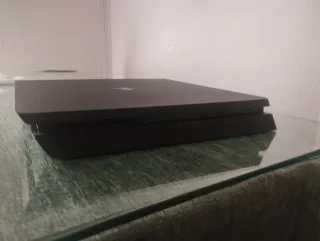 PS4 (PlayStation 4) con mando azul