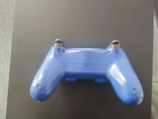 PS4 (PlayStation 4) con mando azul