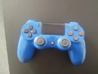 PS4 (PlayStation 4) con mando azul