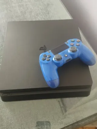 PS4 (PlayStation 4) con mando azul