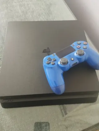PS4 (PlayStation 4) con mando azul