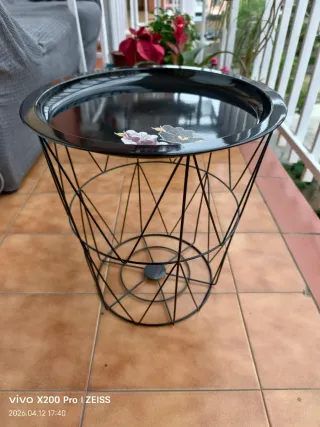 Mesa auxiliar con diseño floral