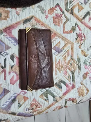Cartera de mano de cuero marrón