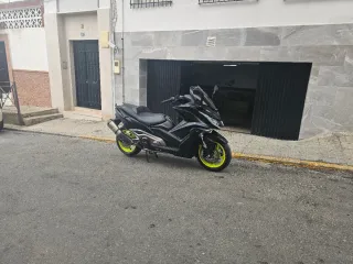 Kymco AK550 Maxi Scooter Negra y Amarilla
