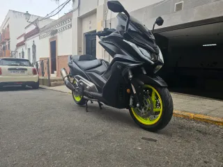 Kymco AK550 Maxi Scooter Negra y Amarilla