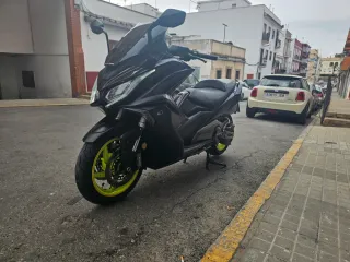 Kymco AK550 Maxi Scooter Negra y Amarilla