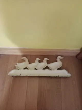 Perchero de hierro forjado con patos