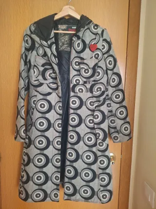 Chaqueta Desigual con capucha