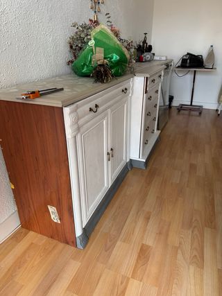 Aparador de salón beige y blanco