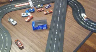 Pista Scalextric 160x400cm + Maqueta + 2 Mandos
