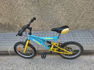 Bicicleta infantil azul y amarilla