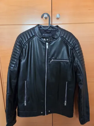 Chaqueta negra efecto piel